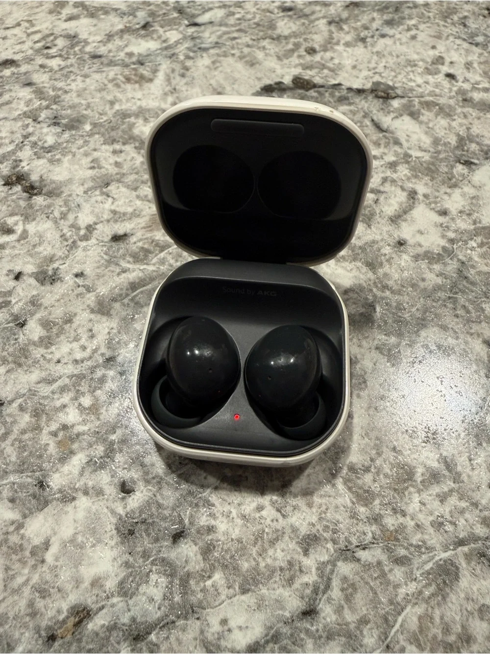 Samsung White Wireless Earbuds Charging Case